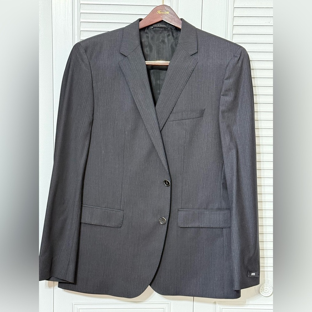 Un tailored Black Hugo Boss 3-piece suit.